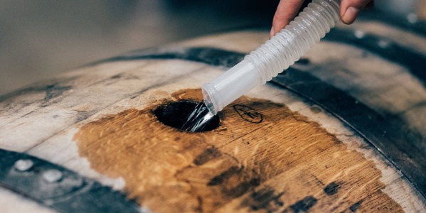 La pulizia delle botti in legno