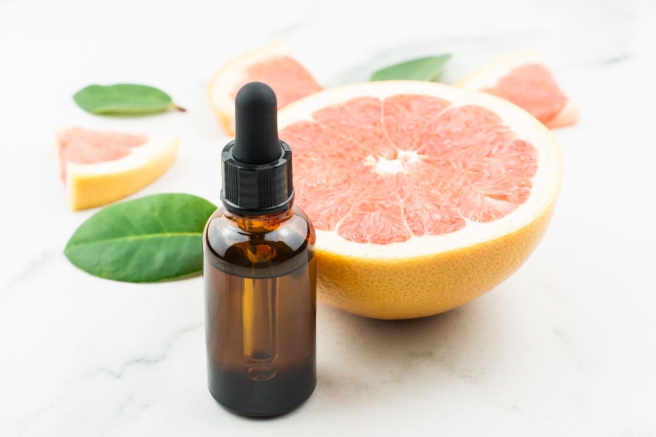 Olio essenziale di pompelmo fatto in casa: guida su preparazione, proprietà e usi